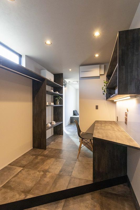 玄関ホールにあるワークスペース。ゆったりデスクと収納棚。仕事がはかどるスペースに。