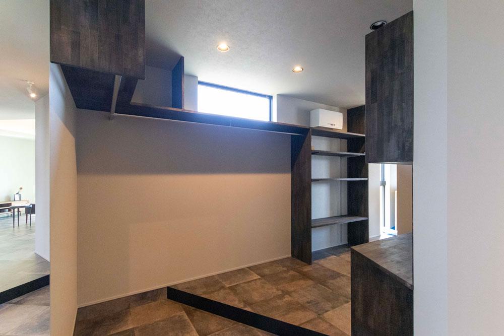 玄関土間とワークスペースの間にはクローゼットがあります。仕事着をここにかけておけます。