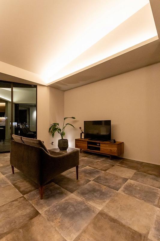 リビング。天井は間接照明を。