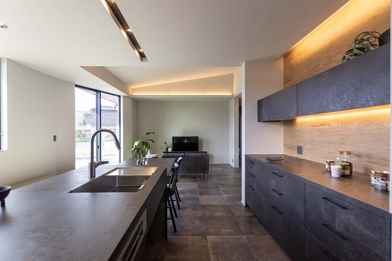 キッチンからリビングを見る。