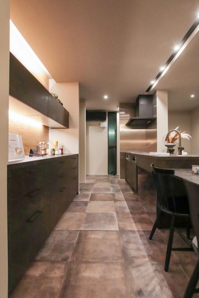 グラフテクトのキッチンと収納。ここにも間接照明を。