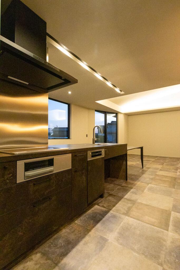 床はさび色のフロアタイル。