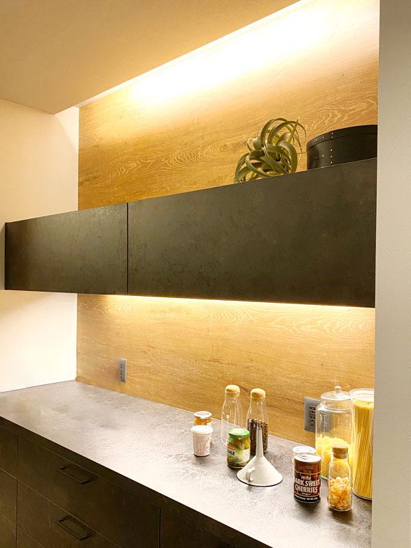 錆色と木目が調和したスタイル。