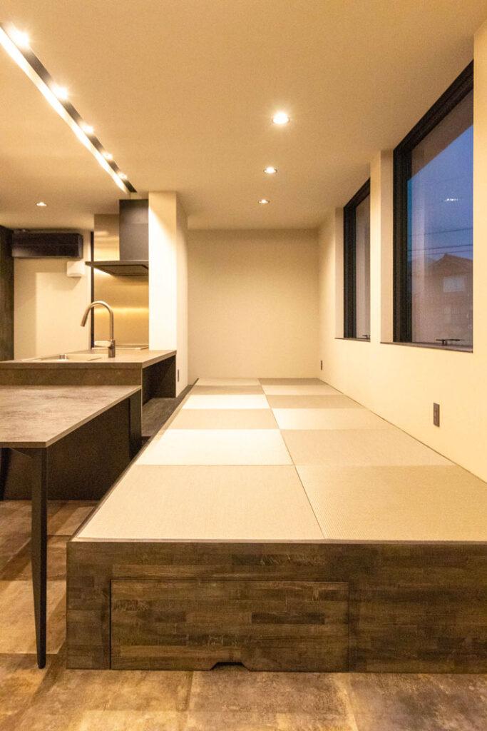 窓の下は小上がり畳スペース。ゴロンとできるスペース、いいですよね。