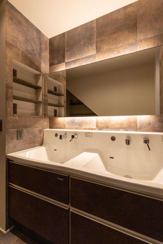 洗面は2槽ならべて。ゆったりサイズの大きな鏡もつけました。