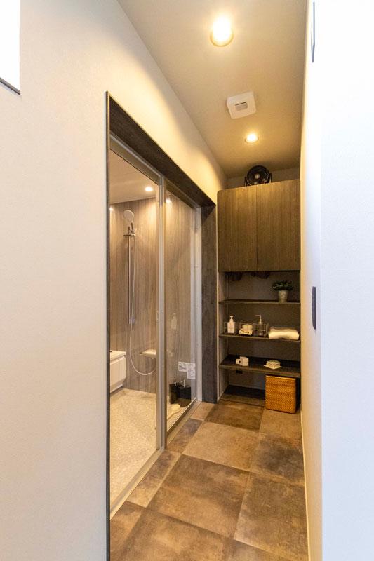 スケルトンの建具を使った浴室。狭いスペースも工夫次第で開放感抜群!