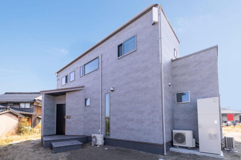 外観。北側から見たところ。玄関も斜めに作ってデザインのアクセントに。